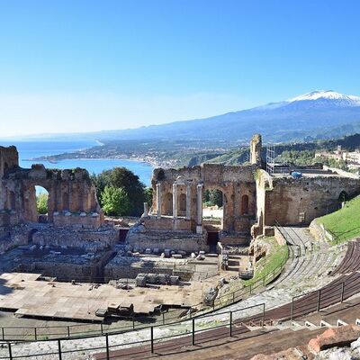 Griechisches Theater in Taormina mit Blick auf den Ätna