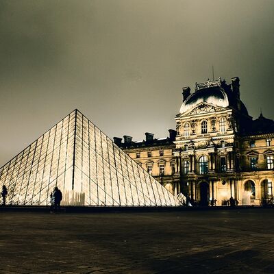 Paris Louvre mit Glaspyramide