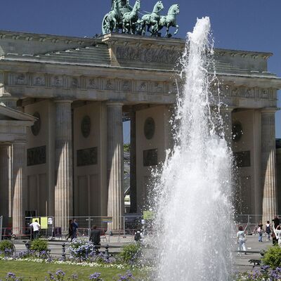 Brunnen vor dem Brandenburger Tor in Berlin